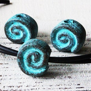 Perline Mykonos da 14 mm per la creazione di gioielli Perline a spirale di patina verde Made In Greece Forniture di gioielli Boho Perline a foro grande Scegli quantità immagine 2