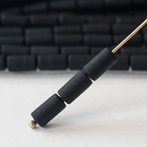 2 strengen - Zeeglas kralen - 9 x 4 mm buisvormige kralen - Gekweekte zeeglas buisvormige kralen voor het maken van sieraden - Zwart - 46 stuks