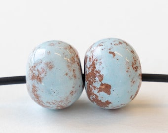 16 mm bijna ronde kralen uit Mykonos, Griekenland - Groot gat - Kralen voor sieraden - Babyblauw met terracotta - 2 of 6 stuks