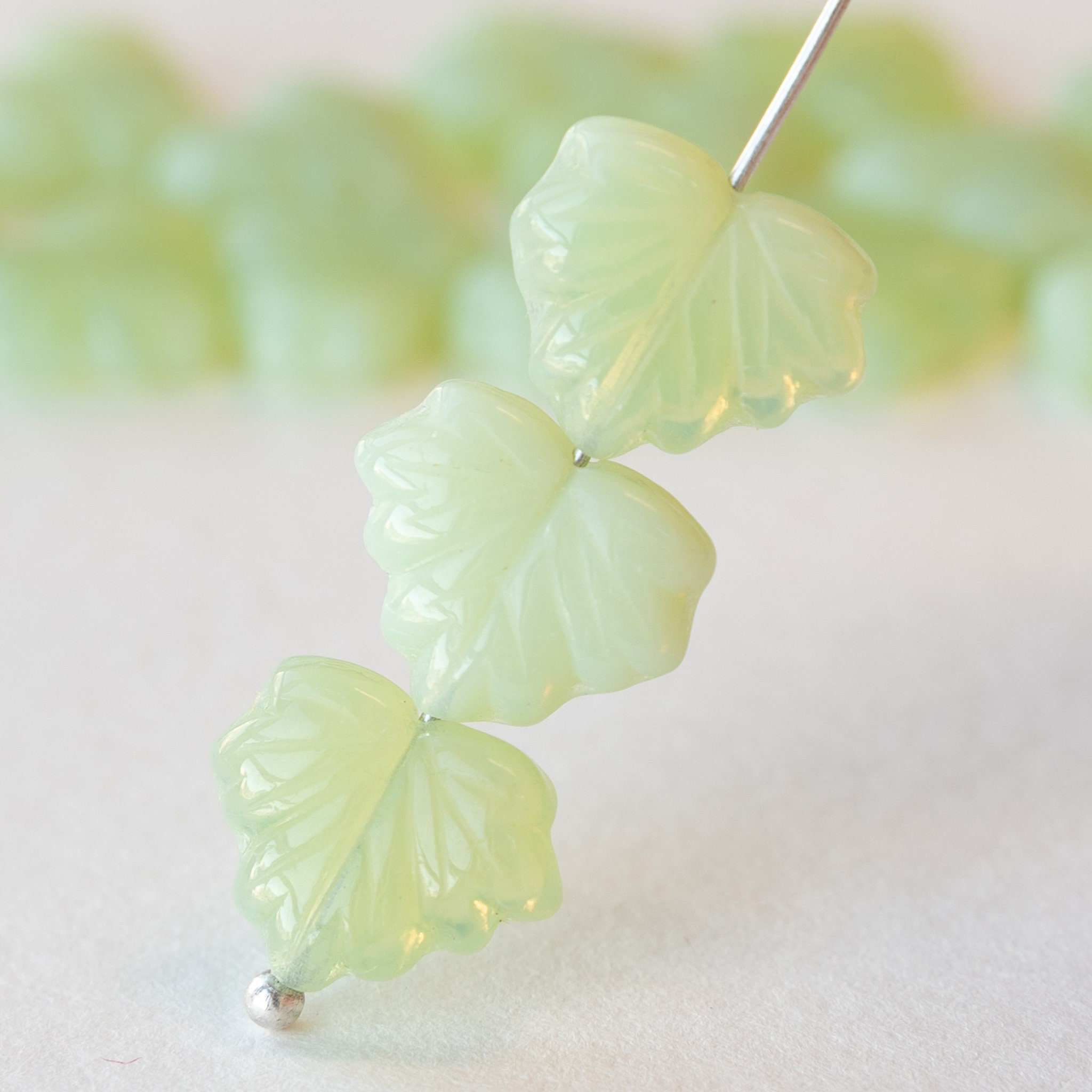 Pandahall 320Pcs Green Acrylic Leaf Beads Transparent Maple Leaves Pendants  Tiny Green Leaf Bead Caps for Jewelry Making Necklace Earring