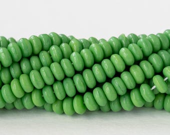 100 cuentas redondas de vidrio de 4 mm - Cuentas de vidrio checo - Verde opaco - 100 cuentas