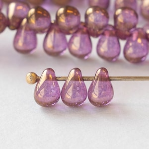 100 - 6 x 4 mm Glass Teardrop Perlen - Böhmische Glasperlen - Heller Amethyst mit Goldglanz - 100er