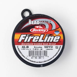 以下が含まれることがあります： FireLineマイクロフューズド編組ビーズ糸の4LBスモークカラー、45.72メートルのスプール。スプールは黒色で、赤、オレンジ、白の文字とグラフィックが施されています。「Berkley」と「FireLine」のブランド名が見えます。