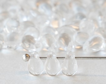 4 x 6 mm droppformade pärlor - Tjeckiskt glas - Kristall - 100