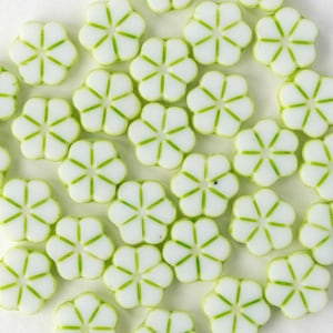 10 mm Glas Vergissmeinnicht Blumen Perlen - Weiß mit grüner Waschung - 10 oder 20 Perlen