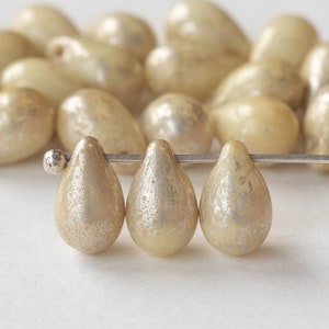 5 x 7 mm und 6 x 9 mm Glas Teardrop Perlen Tschechische Glasperlen - Opak Elfenbein mit einem Quecksilber-Finish