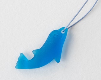 4 - Pendentif dauphin avec perles de verre de culture pour la fabrication de bijoux - Perles de verre dépoli - Faux verre de plage - Bleu azur mat - 4 pendentifs