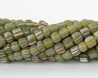 Glasjavaperlen - Grün mit Streifen - Stachelbeeren - ganzer oder halber Strang