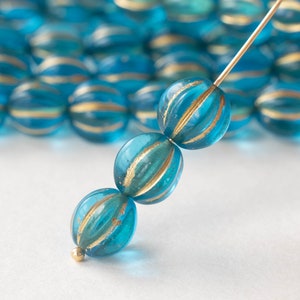 Cuentas de melón de 10 mm para hacer joyas - Cuentas redondas de 10 mm - Cuentas de vidrio checo - Cuentas de vidrio acanaladas - Color verde azulado con baño dorado - 25 cuentas