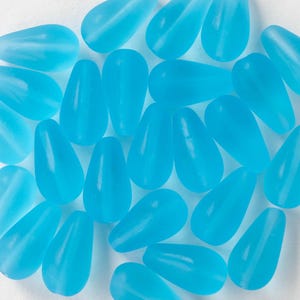 20 cuentas de vidrio checas en forma de lágrima de 8 x 15 mm de largo, color azul mate.