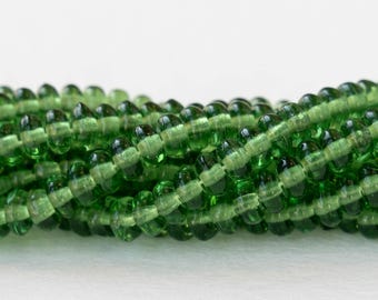 100 cuentas redondas de vidrio de 4 mm - Cuentas de vidrio checo - Verde Kelly transparente - 100 cuentas