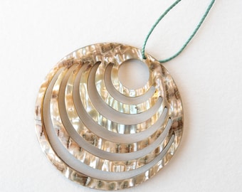 Rzeźbione wisiorki z muszli abalone do wyrobu biżuterii – 50 mm – 1 para