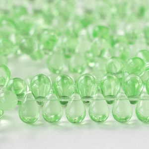 30 - 6 x 9 mm Glas Teardrop Perlen für die Schmuckherstellung - Tschechische Glasperlen - Peridot - 30 Perlen