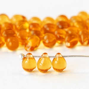 50 - 5 x 7 mm Teardrop Perlen für die Schmuckherstellung - glatte Glastropfen - Goldgelb - Tschechische Glasperlen - 50 Perlen