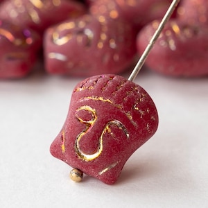 Glas Buddha Kopf Perlen - Tschechische Glasperlen für die Schmuckherstellung - Matt Rot mit Gold Wash - 4 Perlen