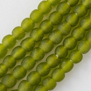 Ronde glaskralen 10-11 mm uit Ghana (Afrika) - Gerecycled glas - Limoengroen - 10 inch
