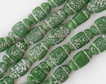 Szklane koraliki Java z butelki Pompeje - zielone - całe lub półsznurowe