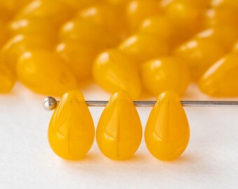 40 cuentas de vidrio en forma de lágrima de 6 x 9 mm - Cuentas de vidrio checo - Amarillo brillante - 40 cuentas
