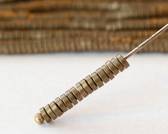 1 x 3 mm Mini cuentas metálicas Heishi - Latón envejecido ~ 100 cuentas