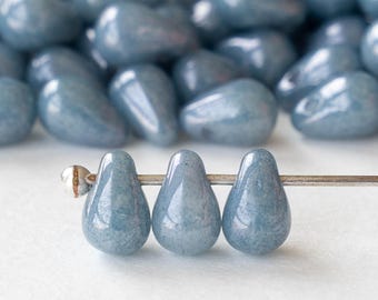 4 x 6 mm koraliki łezki - czeskie szkło - jasnoniebieskie w kropki - 50 lub 100 sztuk