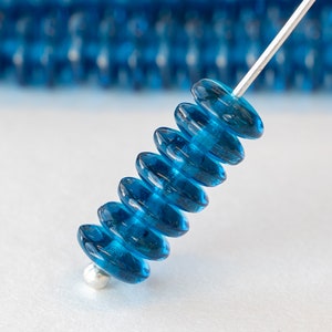 6 mm glatte Glasschliffrondelle - Böhmische Glasperlen - Transparent Capri Blue - 50 oder 100 Perlen