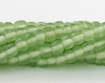 Koraliki szklane Java - jasnozielone - całe lub półsznurowe