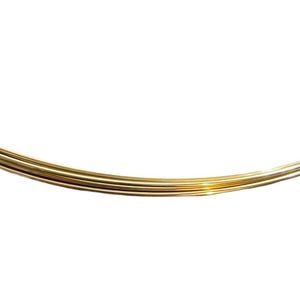 Può includere: Primo piano di un rotolo di filo color oro. Il filo è avvolto strettamente attorno al rotolo, creando un anello liscio e continuo.