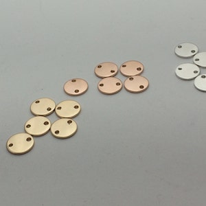 2穴ディスク、ダブルホールチャーム、9.5 mm (3/8) ラウンドディスク、サークルブランク、ジュエリースタンピングディスク、ローズゴールド、アルゲンティウム、イエロー、ドリル加工