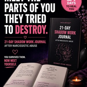 Peut inclure: Un journal de travail de l'ombre de 21 jours après un abus narcissique, avec une couverture noire, du texte blanc et une illustration au trait. Le journal ouvert présente des invites et des affirmations quotidiennes. Inclut 21 sessions guidées et 27 pages.