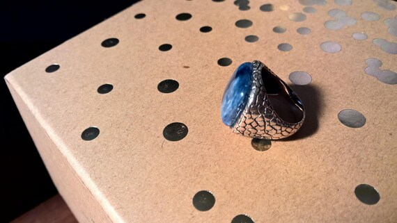 Large sterling silver ring featuring a large, squ… - image 3