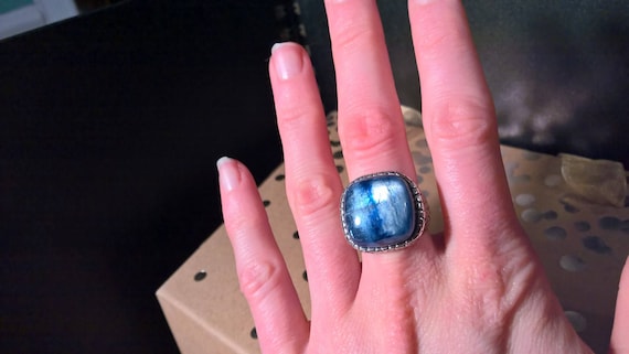 Large sterling silver ring featuring a large, squ… - image 1