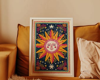 Könnte beinhalten: Gerahmter Kunstdruck mit einer stilisierten Sonne mit lächelndem Gesicht. Die Sonne hat gelbe und rosa Strahlen vor einem dunkelblauen Hintergrund mit Sternen und dekorativen Elementen. Das Kunstwerk ist in einem weißen Rahmen.