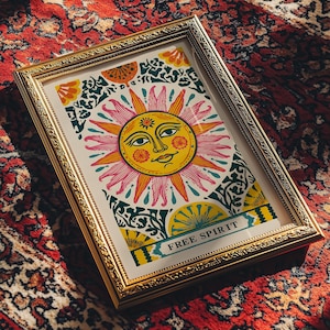 Free Spirit Sun-print - retro hippie hemelse muurkunst met roze en gele stralen - boho spirituele poster voor slaapzaal of meditatieruimte