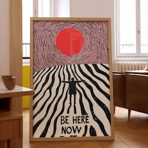 Op de afbeelding: Een zwart-witte poster met een gestileerde illustratie van een persoon met uitgestrekte armen die in een veld met zwart-witte strepen staat. Een grote rode cirkel bevindt zich in de lucht boven de persoon. De tekst "BE HERE NOW" is in zwart gedrukt aan de onderkant van de poster.