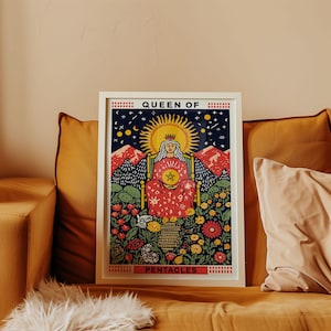 Pode incluir: Uma impressão de arte emoldurada com a carta de tarô Rainha de Ouros. A ilustração mostra uma mulher sentada em um trono, cercada por flores e montanhas, com um sol e um céu estrelado ao fundo. O texto "QUEEN OF" e "PENTACLES" está presente.