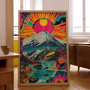 Op de afbeelding: Een ingelijste psychedelische kunstprint met een bergketen, een meer en een fel roze en gele zon. De print heeft een levendig kleurenpalet en een collage-achtige esthetiek.