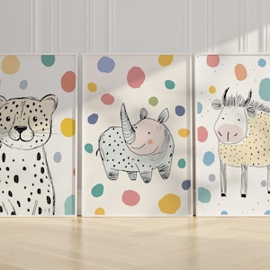 Könnte beinhalten: Drei gerahmte Kunstdrucke mit skurrilen Tierillustrationen. Das Set umfasst einen Geparden, ein Nashorn und eine Kuh, jeweils mit einem verspielten Design. Die Hintergründe sind mit bunten Tupfen verziert, die dem Kunstwerk eine fröhliche Note verleihen.