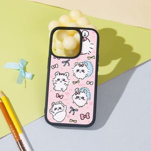 Könnte beinhalten: Eine rosa Handyhülle mit schwarzem Rand zeigt ein sich wiederholendes Muster aus weißen Cartoon-Hamstern, die Schleifen tragen. Die Hamster sind von rosa und blauen Schleifen und Wirbeln umgeben.