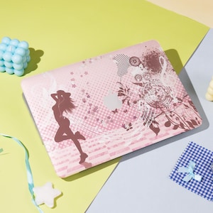 Può includere: Custodia per laptop rosa con la silhouette di una donna, motivi floreali e astratti. La custodia ha uno sfondo rosa chiaro con un motivo a pois e stelle. Il logo Apple è visibile sulla custodia.