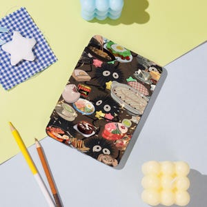 Étui pour Kindle personnalisé Ghibli Suie Sprite Feast - Convient à un étui Kindle paperwhite 12th 2024 de 7 pouces, couverture souple couleur, couverture papier blanche, cadeau pour fille