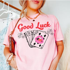 Maglietta con dadi da poker retrò Good Luck, colori comodi, maglietta da cowgirl western, estetica Y2K, maglietta con grafica vintage, maglietta con carte da gioco divertenti