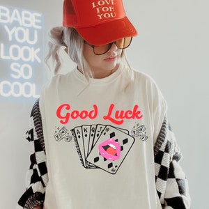 Camiseta retro con dados y cartas de póquer de buena suerte, colores cómodos, camiseta vaquera del oeste, estética Y2K, camiseta con gráficos vintage, camiseta divertida con naipes
