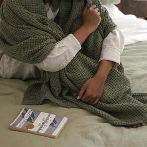 Jeté gaufré vert cèdre - Jeté de lit léger et confortable en coton et lin, couverture de canapé respirante en tissage gaufré image 1