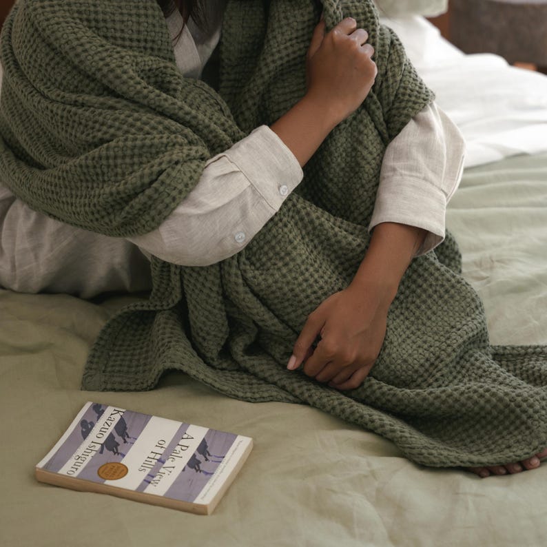 Jeté gaufré vert cèdre - Jeté de lit léger et confortable en coton et lin, couverture de canapé respirante en tissage gaufré image 1
