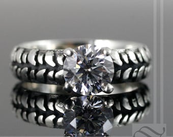 Anillo de compromiso solitario con huella de neumático Mud Bogger para mujer - Plata de ley u oro