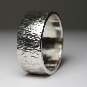 Aliança de casamento larga masculina texturizada em casca de madeira, prata esterlina