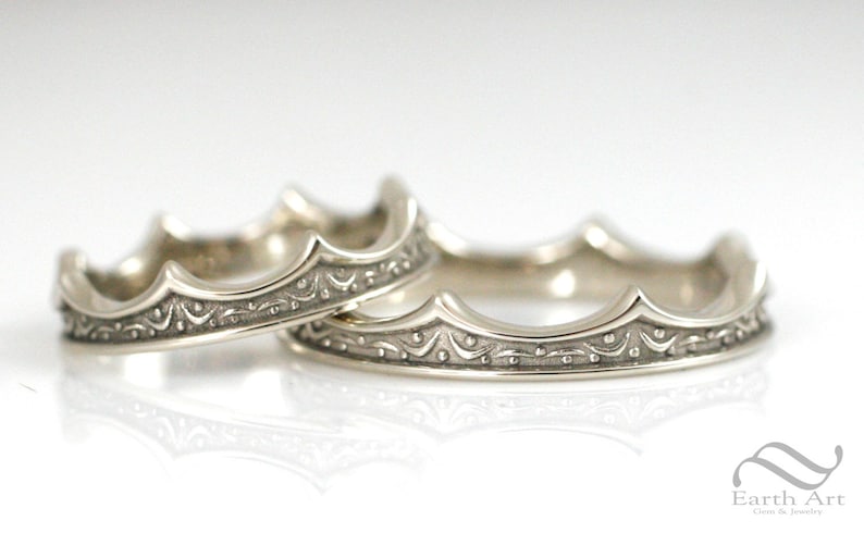 Ladies Petite Paisley 14k Gold Crown Ring
