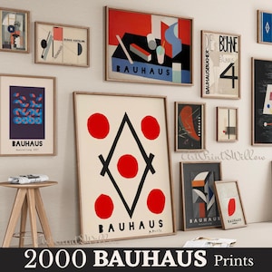 Könnte beinhalten: Eine Sammlung gerahmter Bauhaus-Kunstdrucke in verschiedenen Größen und Designs. Die Drucke zeigen geometrische Formen, kräftige Farben wie Rot, Blau und Schwarz sowie das Wort "BAUHAUS". Einige Drucke enthalten den Text "Ausstellung 1927".