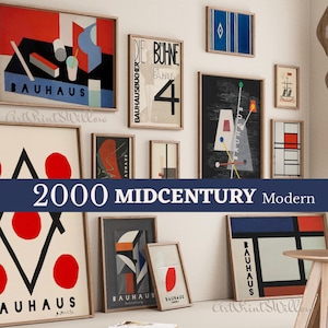 Puede incluir: Una colección de grabados artísticos Bauhaus enmarcados, con formas geométricas y colores vibrantes. Los grabados presentan la palabra "BAUHAUS" y una estética moderna de mediados de siglo. Incluye varios tamaños y formas.