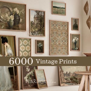 Op de afbeelding: Een verzameling ingelijste vintage prints in verschillende formaten en stijlen, waaronder bloemstillevens, landschappen en patronen. De prints worden op een neutrale muur getoond, wat een galerij-achtige uitstraling creëert. De tekst "6000 Vintage Prints" is zichtbaar.